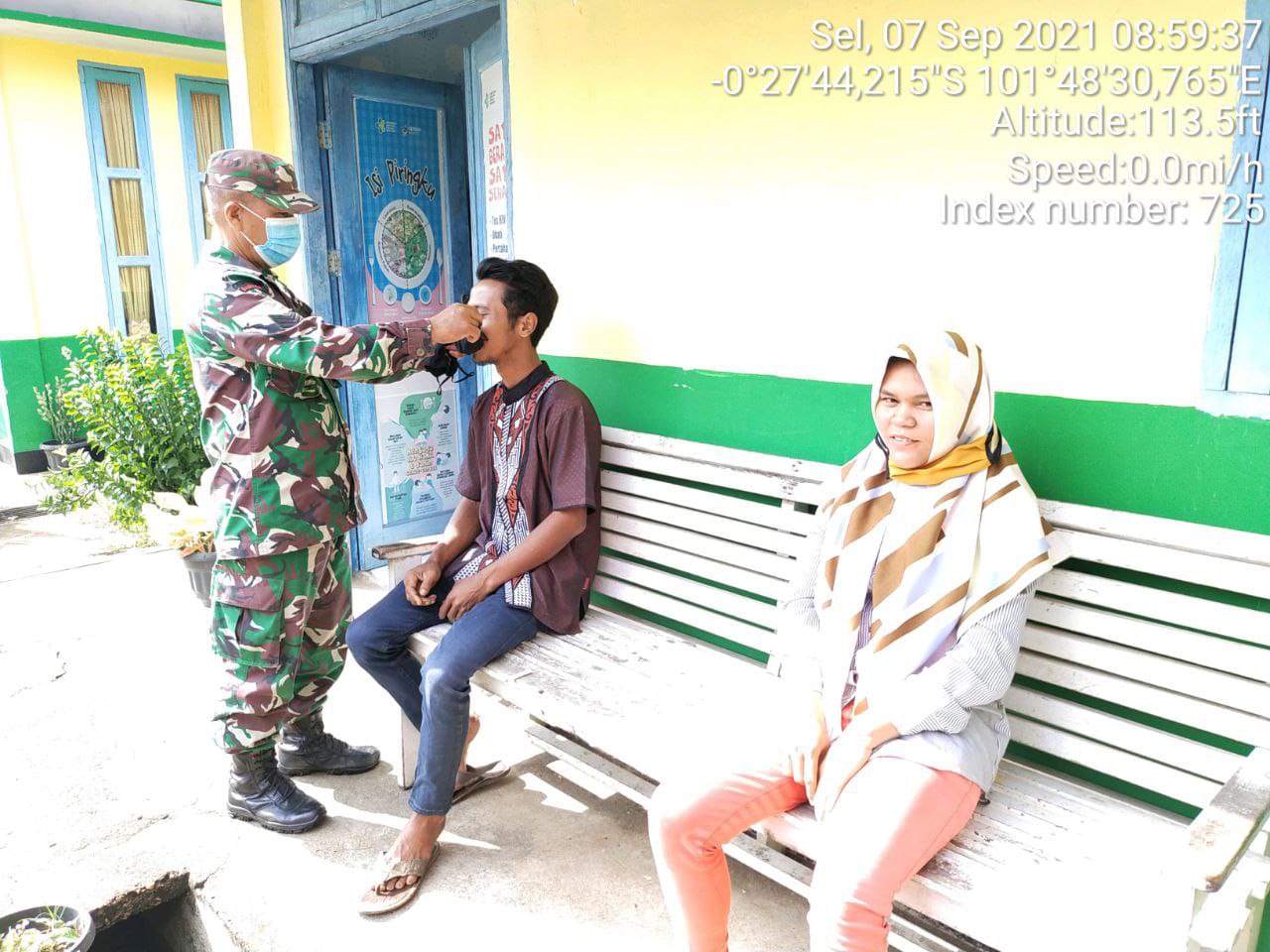 Babinsa Koramil 06/ Cerenti Kodim 0302/ Inhu,Serka M.Amin Bagikan Masker Upaya Meminimalisir Penyebaran Covid-19 Kepada Warga Binaan