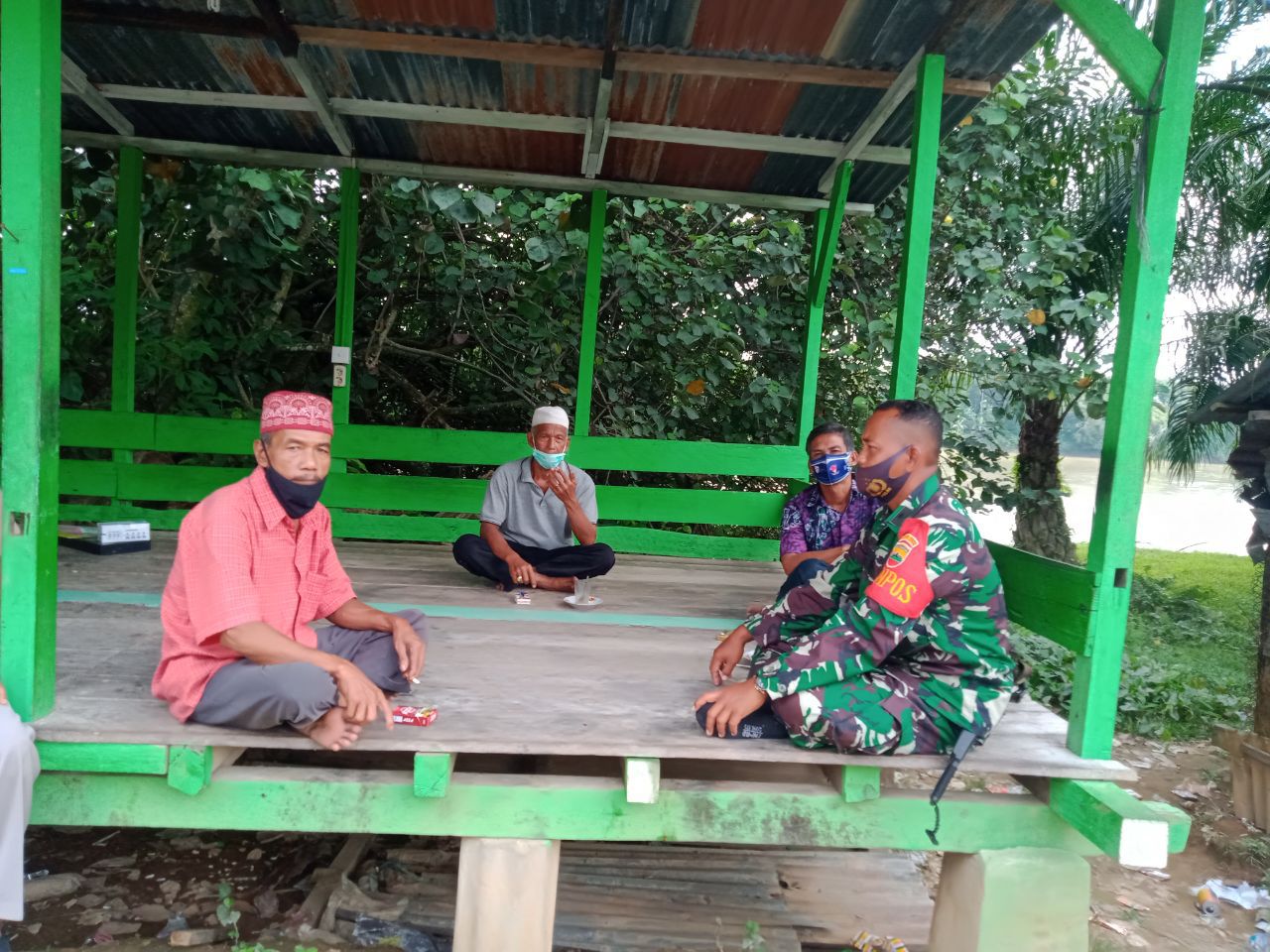 Babinsa Koramil 07 Kuantan Hilir Dim 0302 Inhu Komsos Dengan Tokoh Adat Dan Masyarakat Pulau Beralo