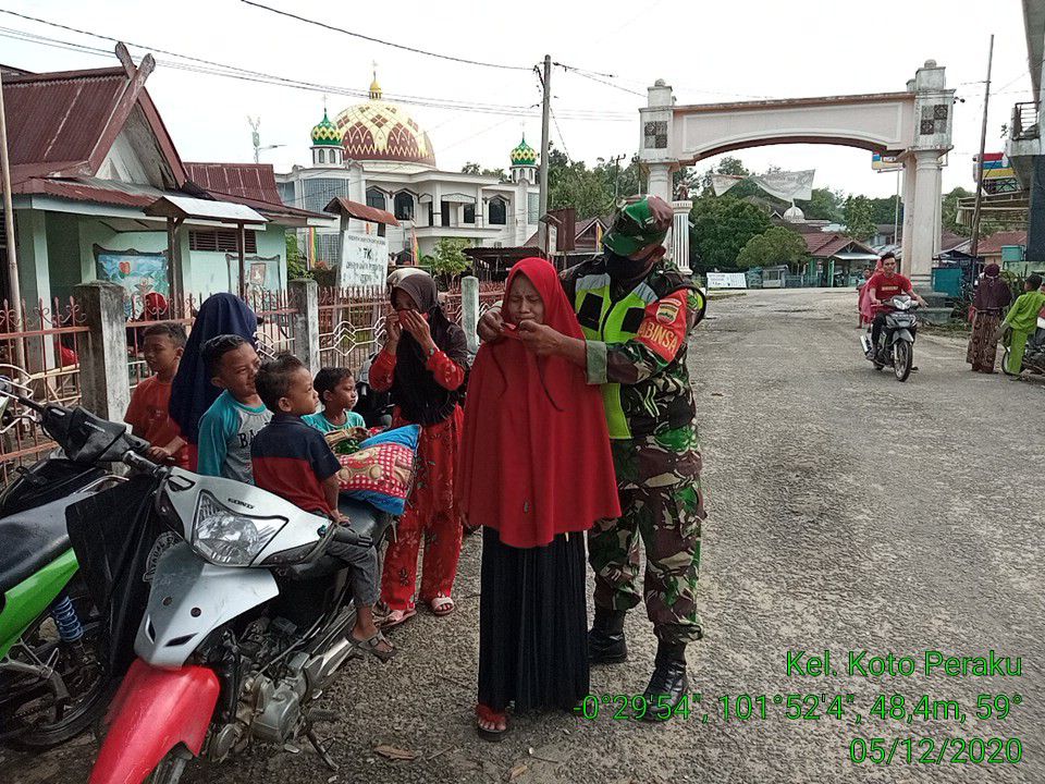 Aksi Babinsa Koramil 06/Cerenti Dim 0302/Inhu Bagikan Masker Dan Sosialisasi Kepada Masyarakat Kelurahan Pasar Cerenti