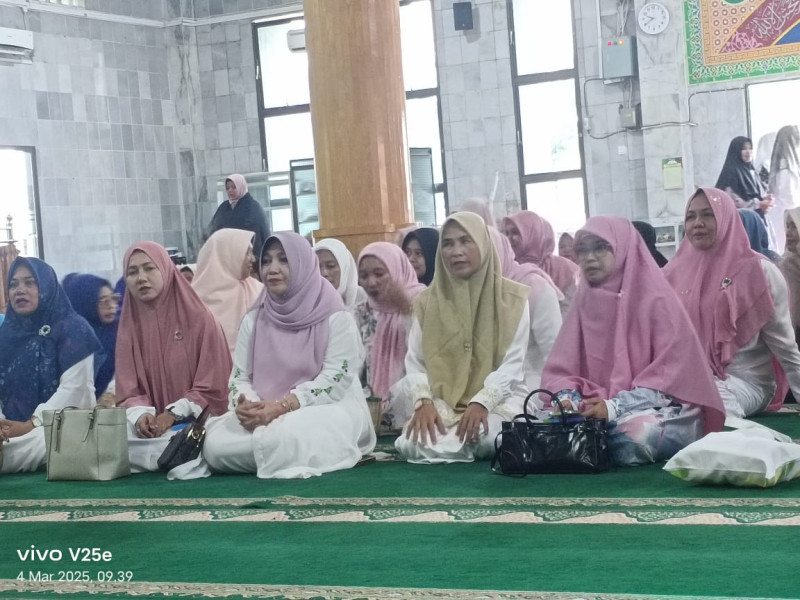 Di hadiri Ketua Hj Yulia Suhardiman;  Camat Sentajo Raya Apresiasi Pesantren Ramadhan BKMT Kuansing