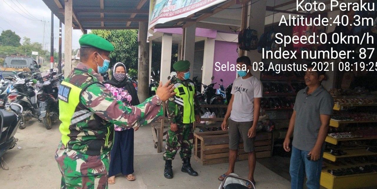 Babinsa Koramil 06/Cerenti Dim 0302/Inhu, Serda Juanda Berikan Sosialisasi Serta Himbauan Kepada Warga Agar Patuhi Prokes Covid-19