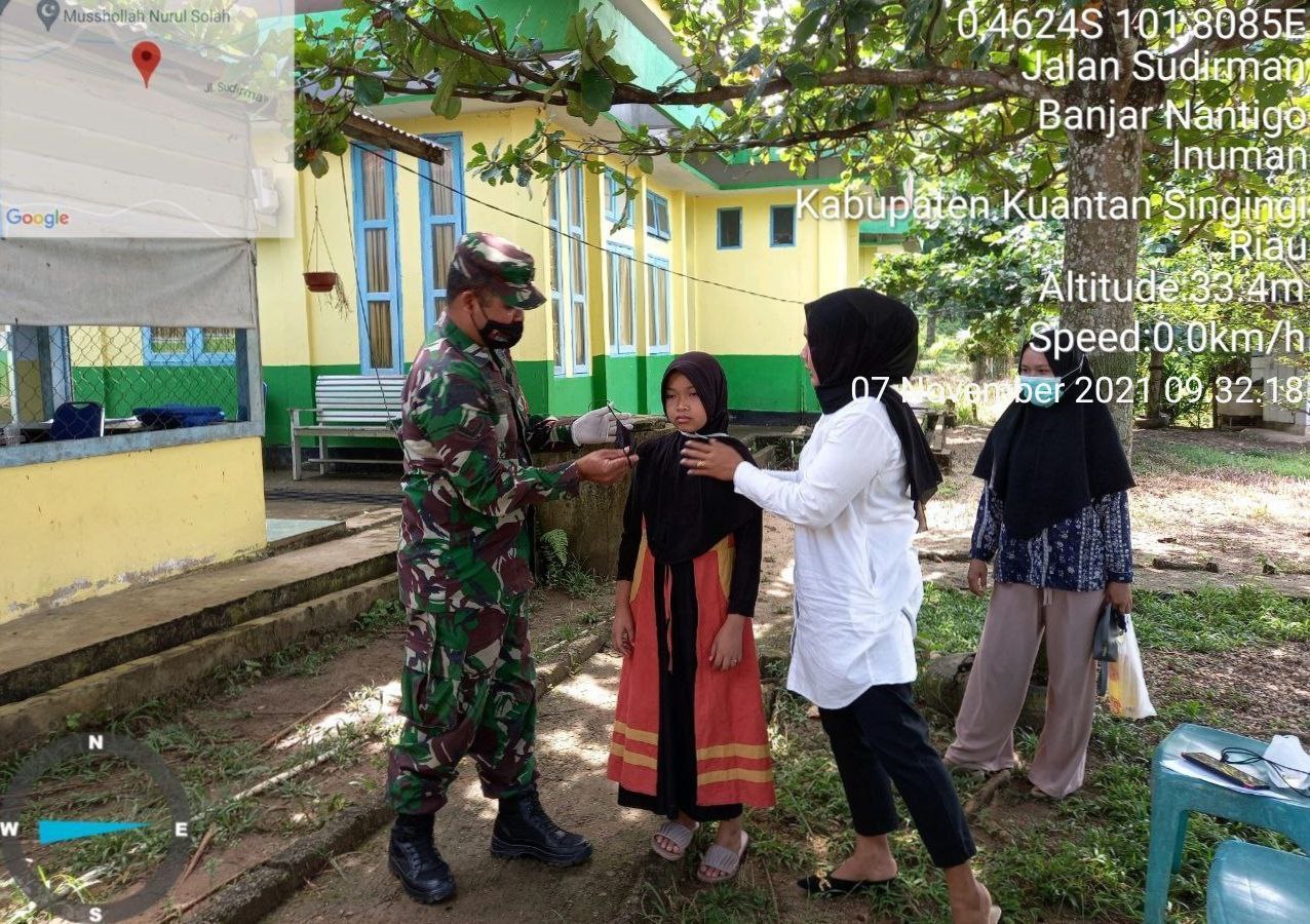 Tegakan Disiplin Protkes Covid-19, Babinsa Koramil 06/ Cerenti Kodim 0302/ Inhu Serda Dumen Siregar Bagikan Masker Gratis Kepada Masyarakat Binaan