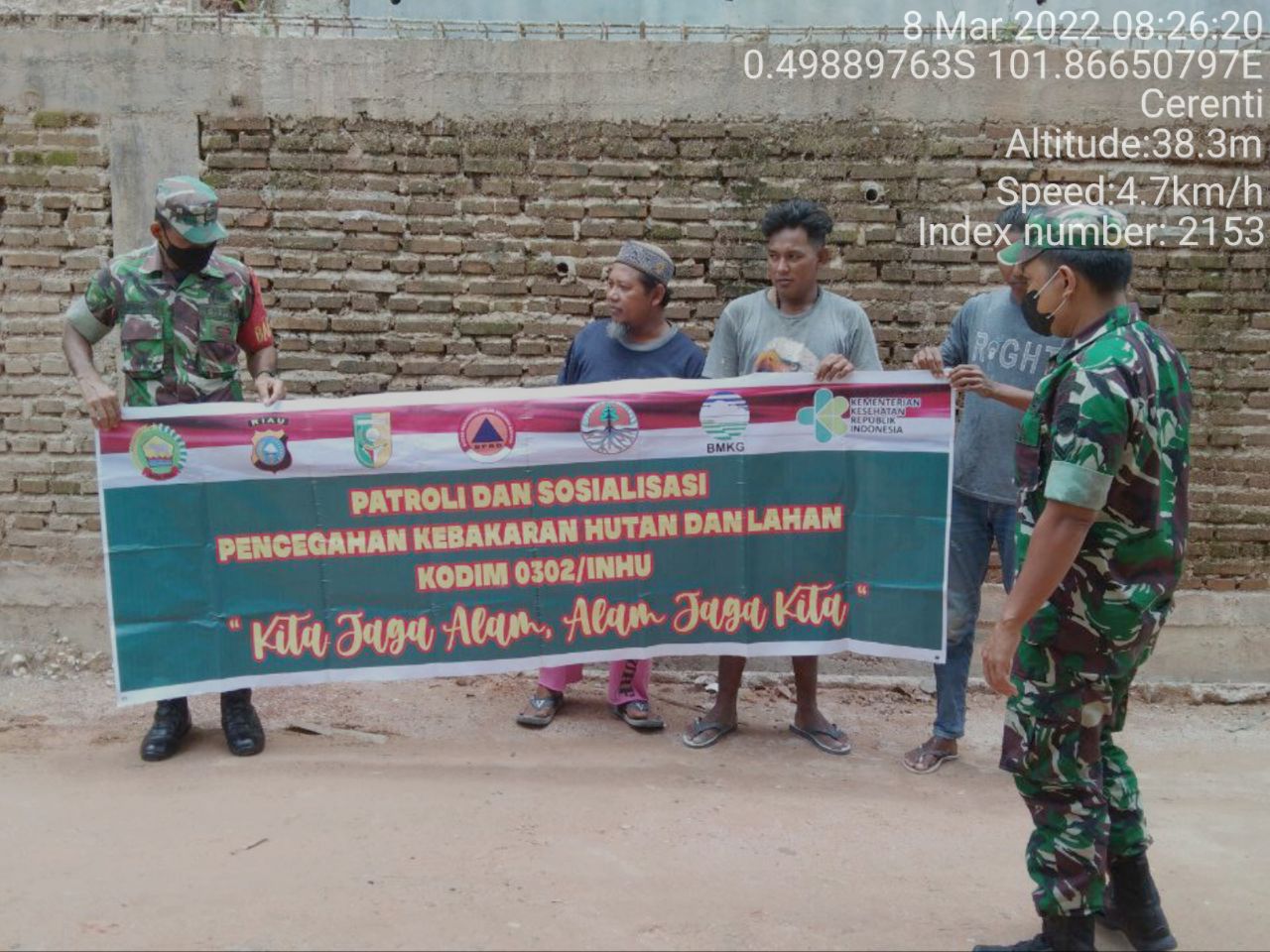 Babinsa Koramil 06/Cerenti Kodim 0302/ Inhu Laksanakan Sosialisasi Untuk Cegah Kebakaran Hutan Dan Lahan di Pasar Cerenti