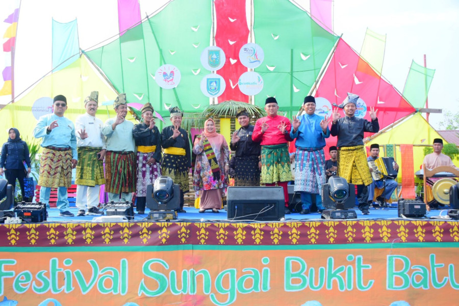 Pagelaran Festival Sungai Bukit Batu Dapat Pujian dan Apresiasi Langsung dari Bupati Kasmarni
