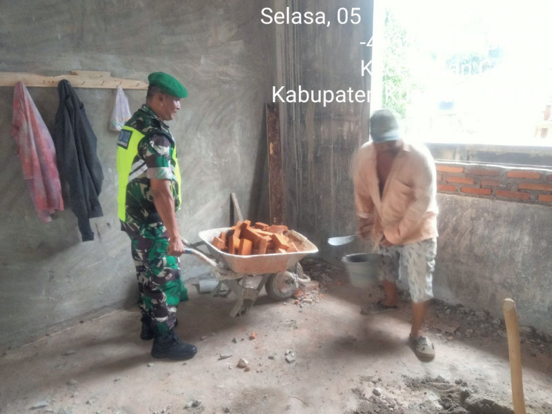 Jalin Silaturahmi Babinsa Koramil 06/Cerenti Kodim 0302/Inhu Serda Juanda Membantu Warga Gotong Royong Membangun Rumah