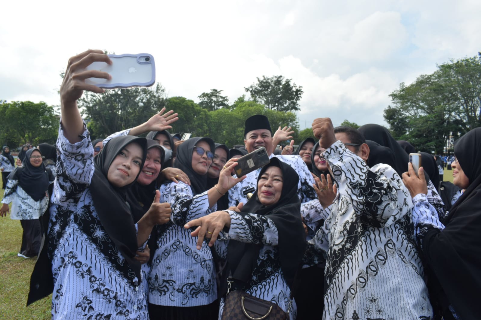 Usai Upacara HUT PGRI dan Korpri, Suhardiman Layani Ratusan Guru Swafoto