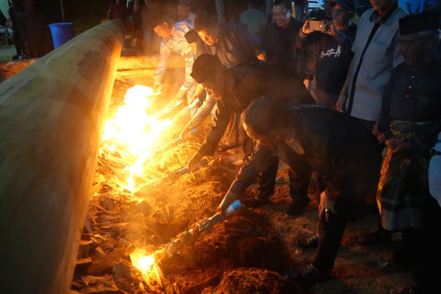 Layur Jalur Seberang Taluk Hilir;  Bupati Tekankan Budaya Gotong Royong