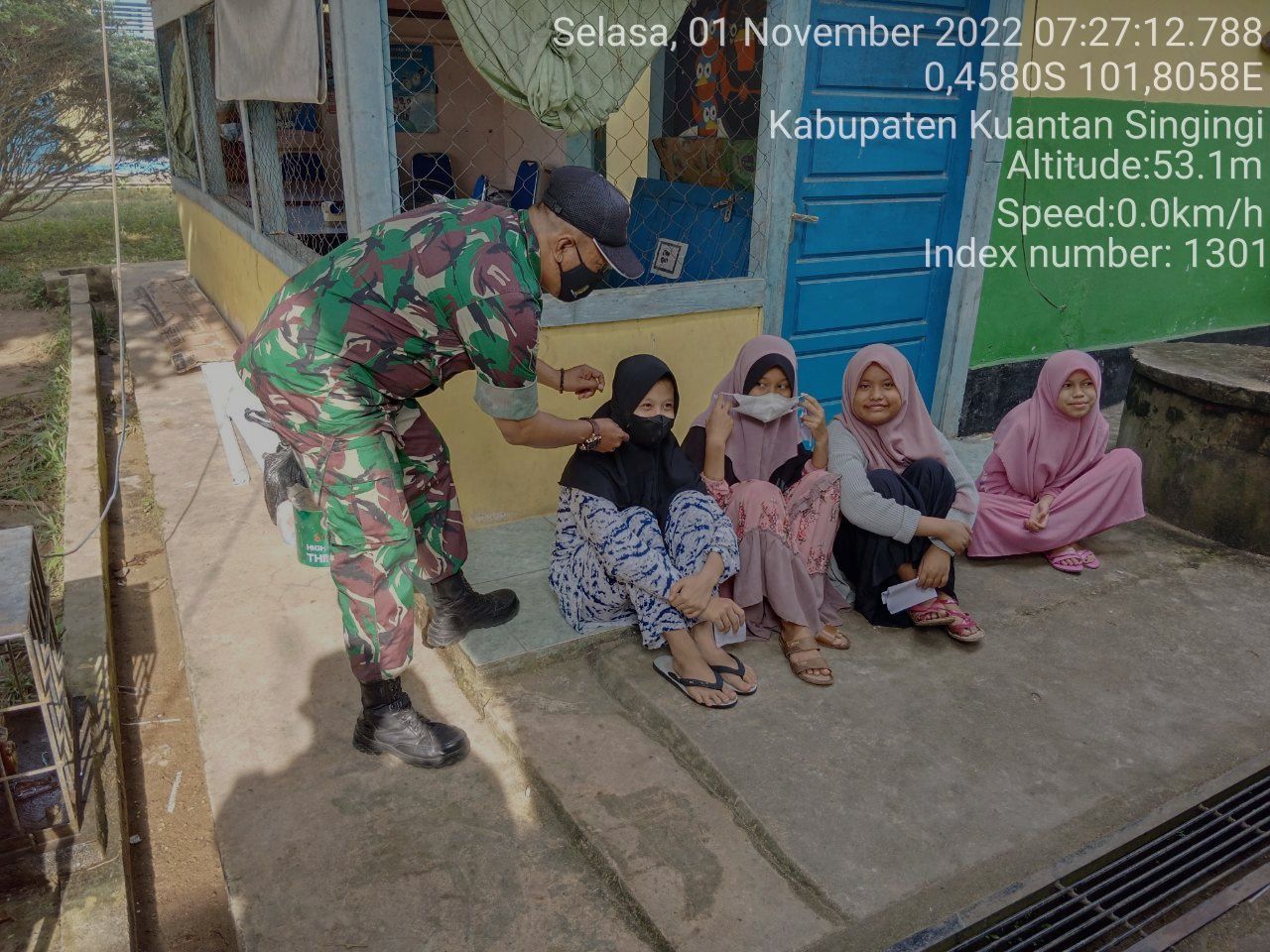 Babinsa Koramil 06/ Cerenti Kodim 0302/ Inhu, di Desa Lebuh Lurus Kecamatan Inuman Bagikan Masker Kepada Warga