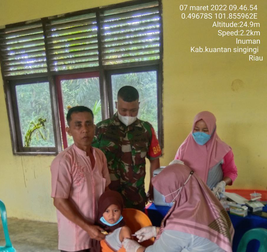 Lakukan Pendampingan Vaksinasi Terus Berjalan, Babinsa Koramil 06/Cerenti Kodim 0302/Inhu di Pulau Panjang Hilir Kecamatan lnuman Kabupaten Kuansing