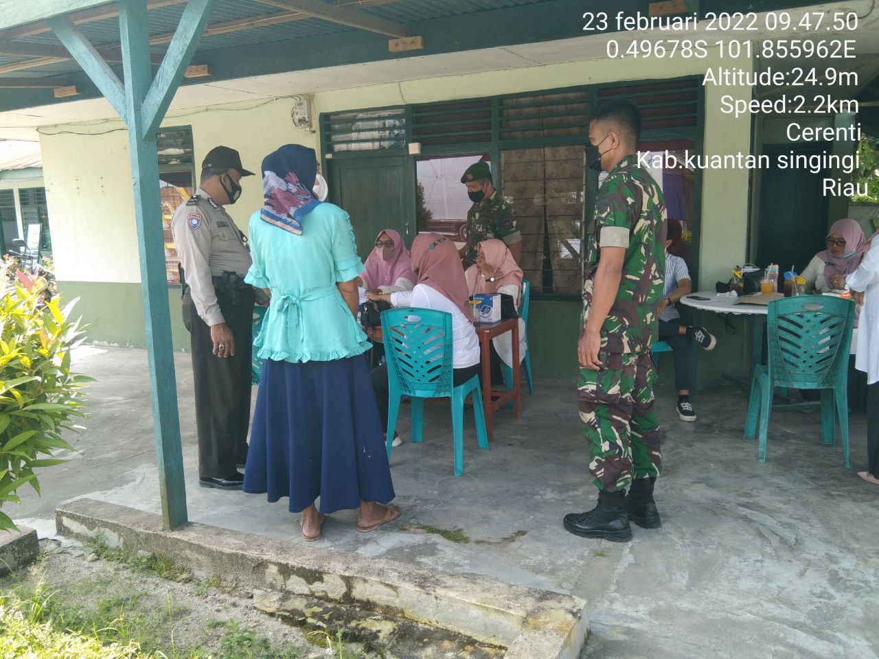 Vaksinasi Terus Berjalan, Babinsa Koramil 06/Cerenti Kodim 0302/Inhu Bersama Babinkamtibmas Lakukan Pendampingan di Makoramil 06/ Cerenti Dim 0302/Inhu