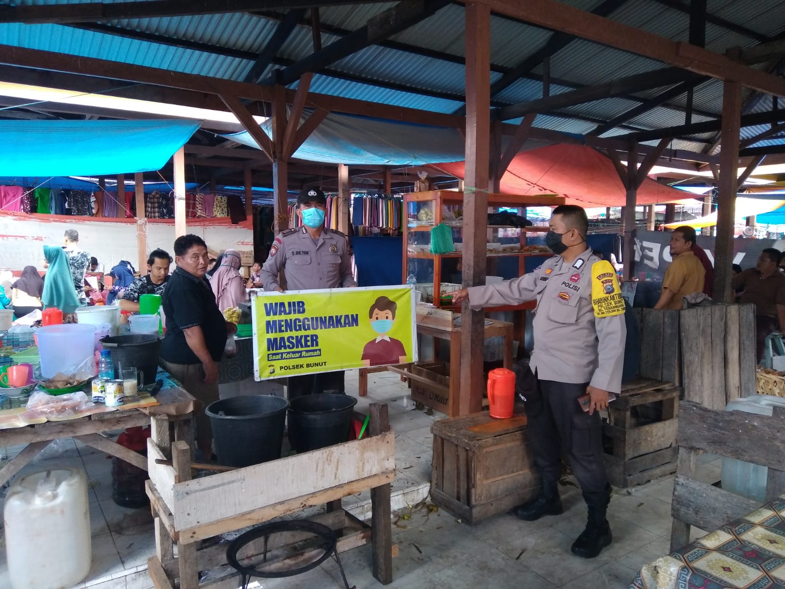 Jaga Kamtibmas, Personel Polsek Bunut Patroli Jalan Kaki di Pasar Tradisional