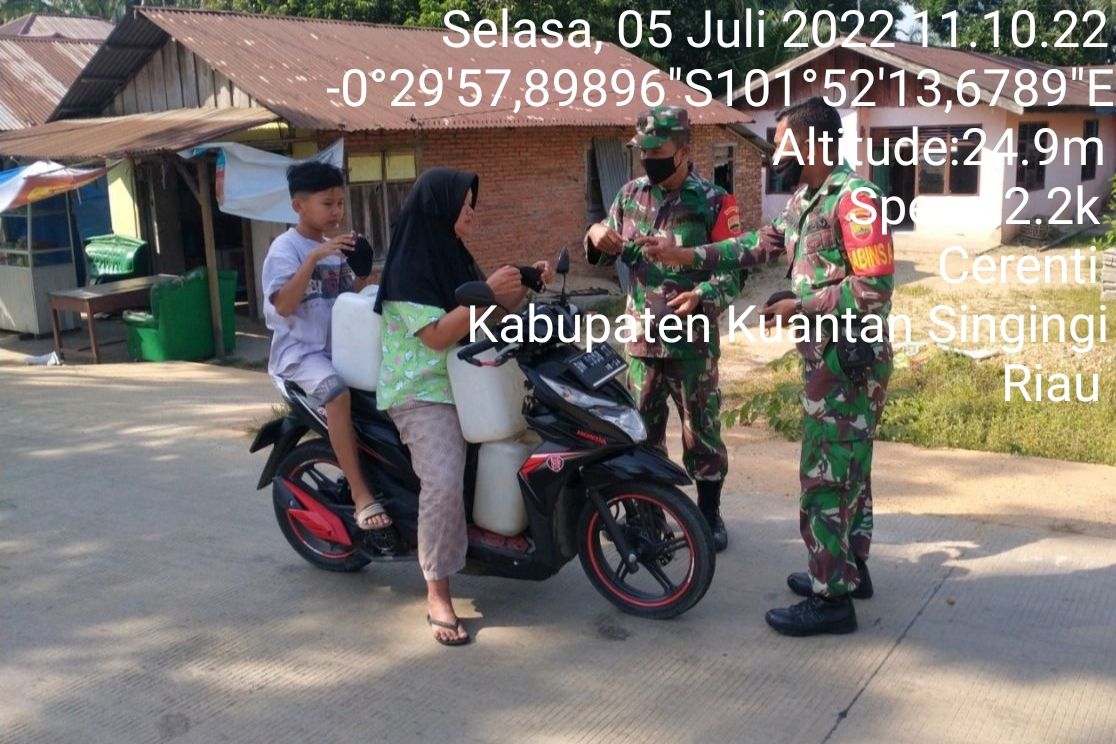 AKSI Kopda Mohamad Soleh Bersama Babinsa Koramil 06/Cerenti Kodim 0302/Inhu Lainnya Bagikan Masker Upaya Memberikan Kesadaran Kepada Warga