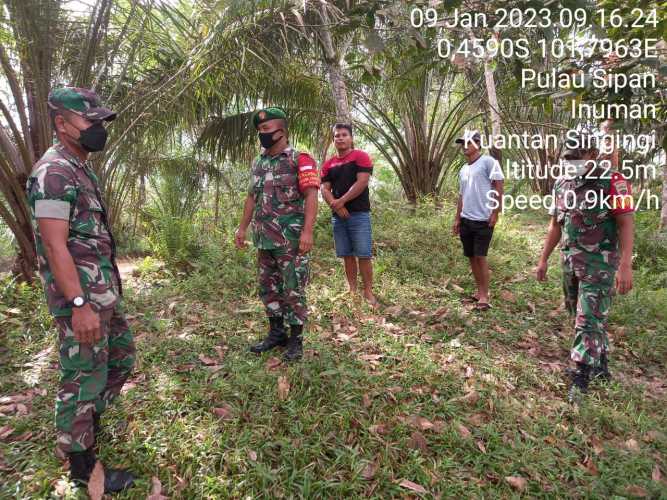 Cegah Karhutla, Babinsa Koramil 06/Cerenti Dim 0302/Inhu Sertu Heriyus Saputera Lakukan Patroli Dan Sosialisasi Bersama Warga Untuk Pencegahan Karhutla Di Desa Pulau Sipan Kecamatan Inuman Kabupaten Kuansing 