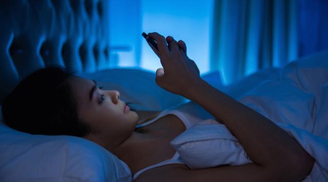 Awas! Main Ponsel Menjelang Tidur Bisa Sebabkan Gangguan Penglihatan