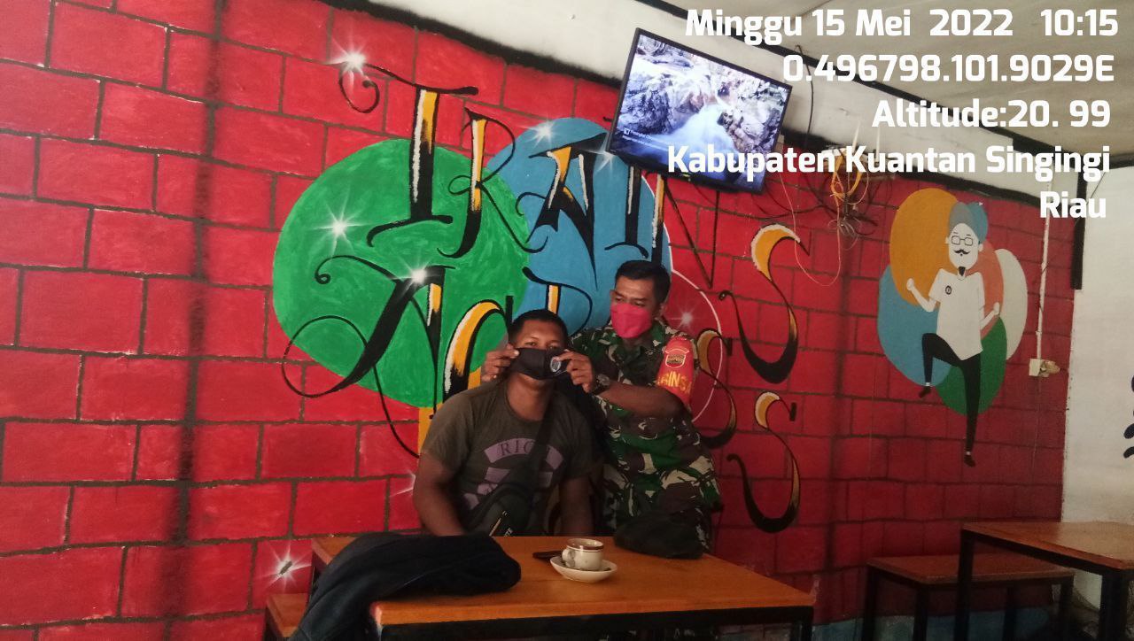 Babinsa Koramil 06/Cerenti Kodim 0302/Inhu Serda Abdul Wahab Bagikan Masker Kepada Warga Masyarakat