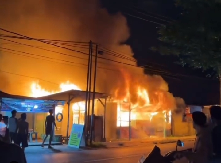 Kebakaran Hanguskan Dua Kios di Jalan Hangtuah Pekanbaru