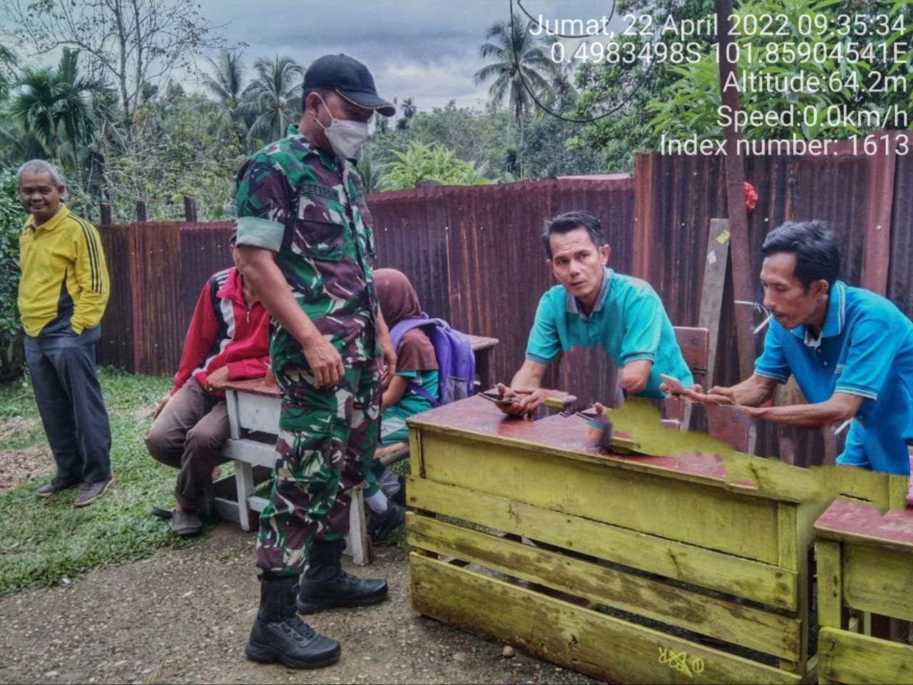 Babinsa Koramil 06/Cerenti Dim 0302/Inhu Komsos Dengan Warga Binaan Membahas Tentang Covid-19 di Pulau Busuk Jaya JecaKecam Inuman