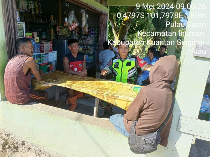 Babinsa Koramil 06/Cerenti Dim 0302/Inhu Laksanakan Komsos Guna Untuk Mencari Informasi Dan Pendekatan TNI Dengan Rakyat