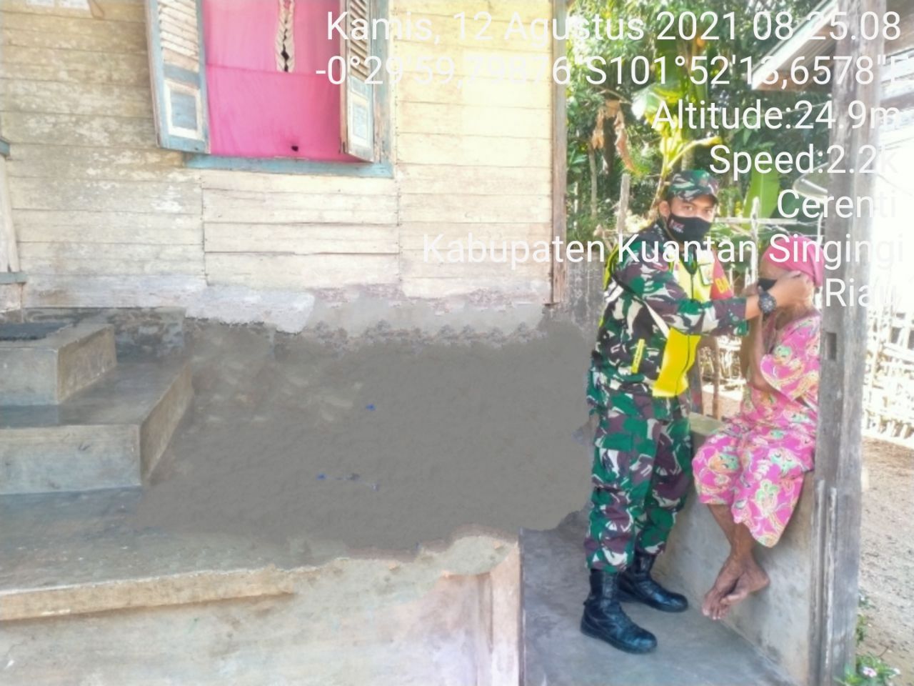 Babinsa Koramil 06/ Cerenti Dim 0302/Inhu, Kopda Mohamad Soleh Bagikan Masker Kepada Warga Upaya Memutus Penularan Covid-19