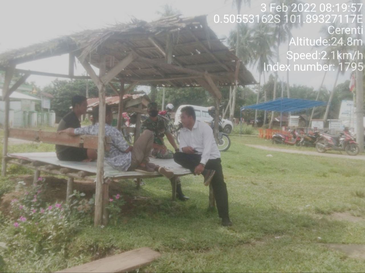 Babinsa Koramil 06/Cerenti  Dim 0302/Inhu Komsos Dengan Warga Desa Pulau Jambu