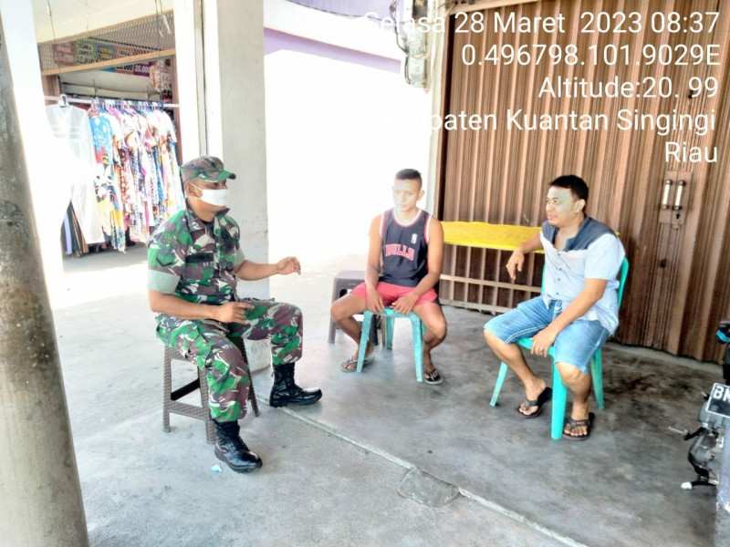 Babinsa Koramil 06/Cerenti Kodim 0302/Inhu Serda Juanda Komsos Dengan Warga Desa Binaan Untuk Memberikan Pengertian Tentang Pentingnya Menjaga Keamanan Lingkungan