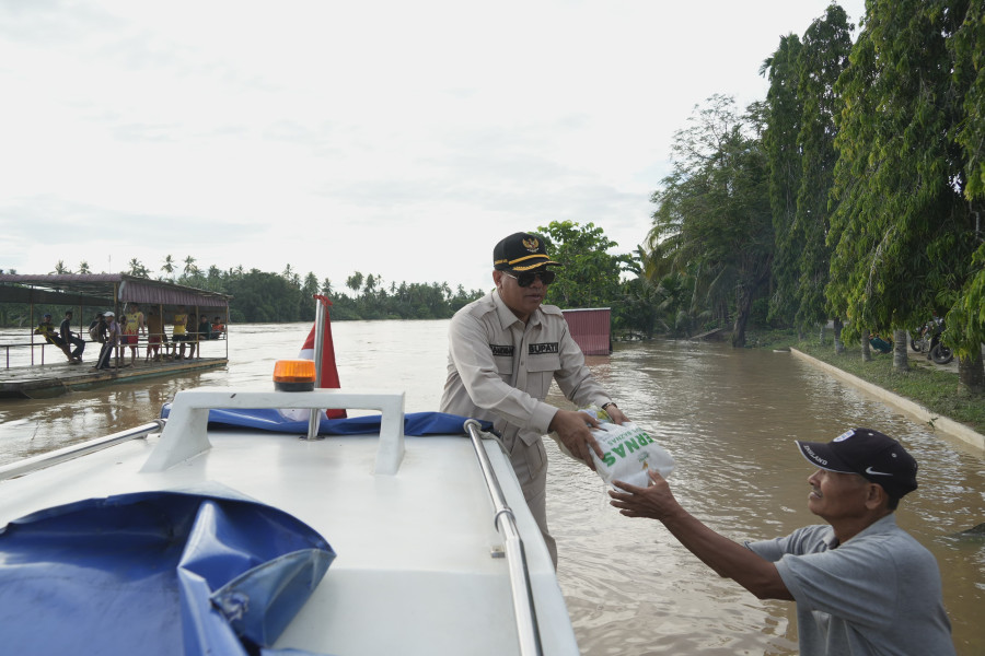 Disambangi Bupati Saat Banjir;  Warga Tanjung Simandolak Sumringah