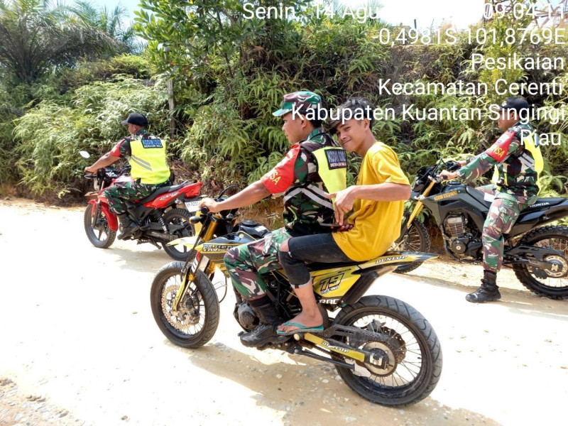 Sertu Firman Dan Kopda Mohamad Soleh Babinsa Koramil 06/Cerenti Kodim 0302/Inhu Laksanakan Patroli Dan Sosialisasi Untuk Cegah Kebakaran Hutan Dan Lahan Bersama Warga Binaan