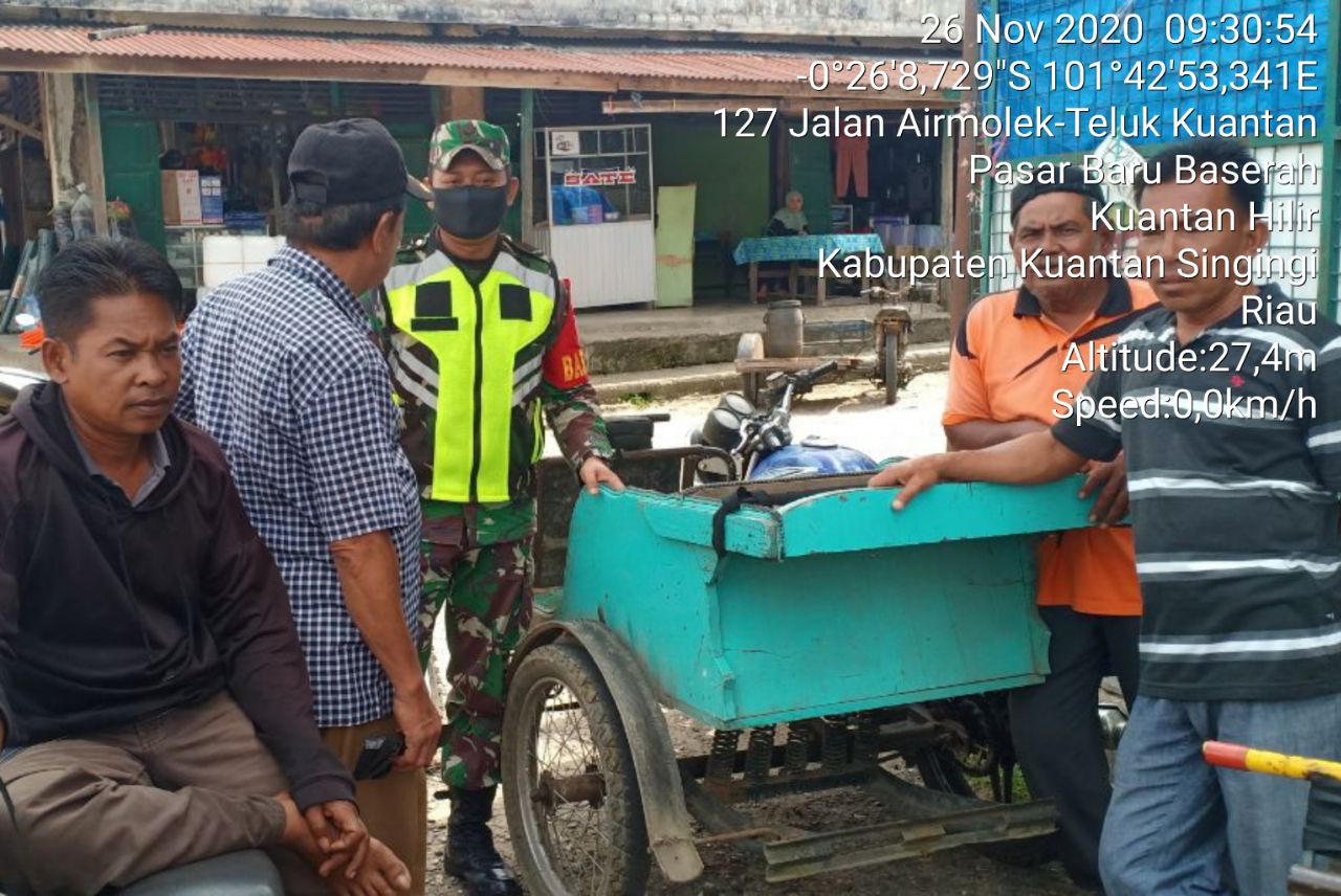 Babinsa Koramil 07/Kuantan Hilir Dim 0302/Inhu Sosialisasi Wajib Pakai Masker Di Pasar Tradisional