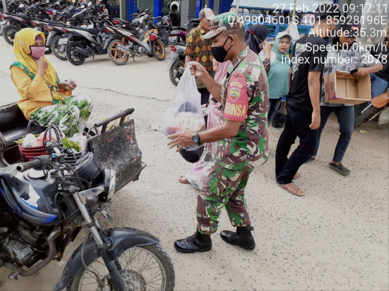 Babinsa Koramil 06/Cerenti Kodim 0302/Inhu Membantu Angkat Belanja Warga Keatas Becak di Pasar Inuman Kecamatan Inuman