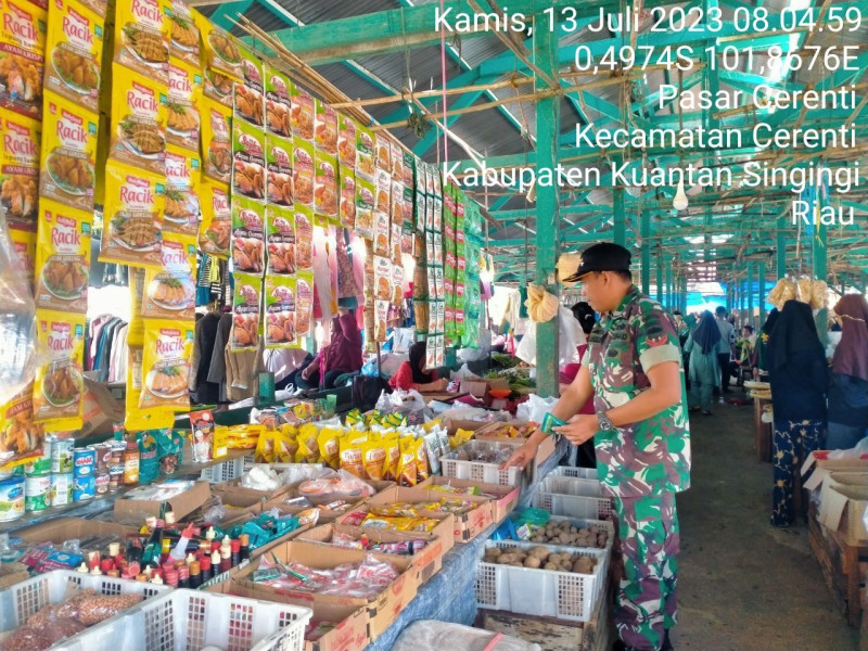 Di Kelurahan Pasar Cerenti Kopda Muhamad Soleh Babinsa Koramil 06/Cerenti Kodim 0302/Inhu Pantau Perkembangan Harga Kebutuhan Pokok Di Wilayah Kecamatan Cerenti