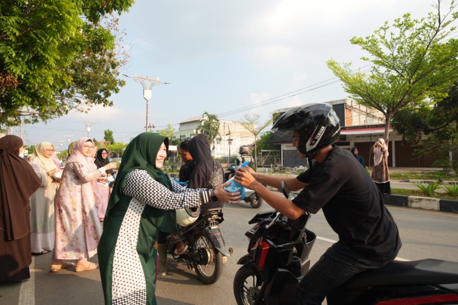 Momentum Menebar Kepedulian dan Mempererat Silaturahmi, DWP Kuansing: Berbagi Takjil