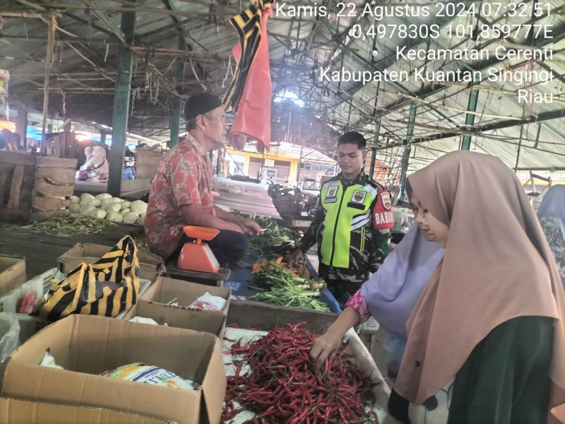 Pratu Teguh Mulya Anggota Babinsa Koramil 06/Cerenti Kodim 0302/Inhu Pastikan Harga Sembako Stabil Babinsa Cek Harga Sembako