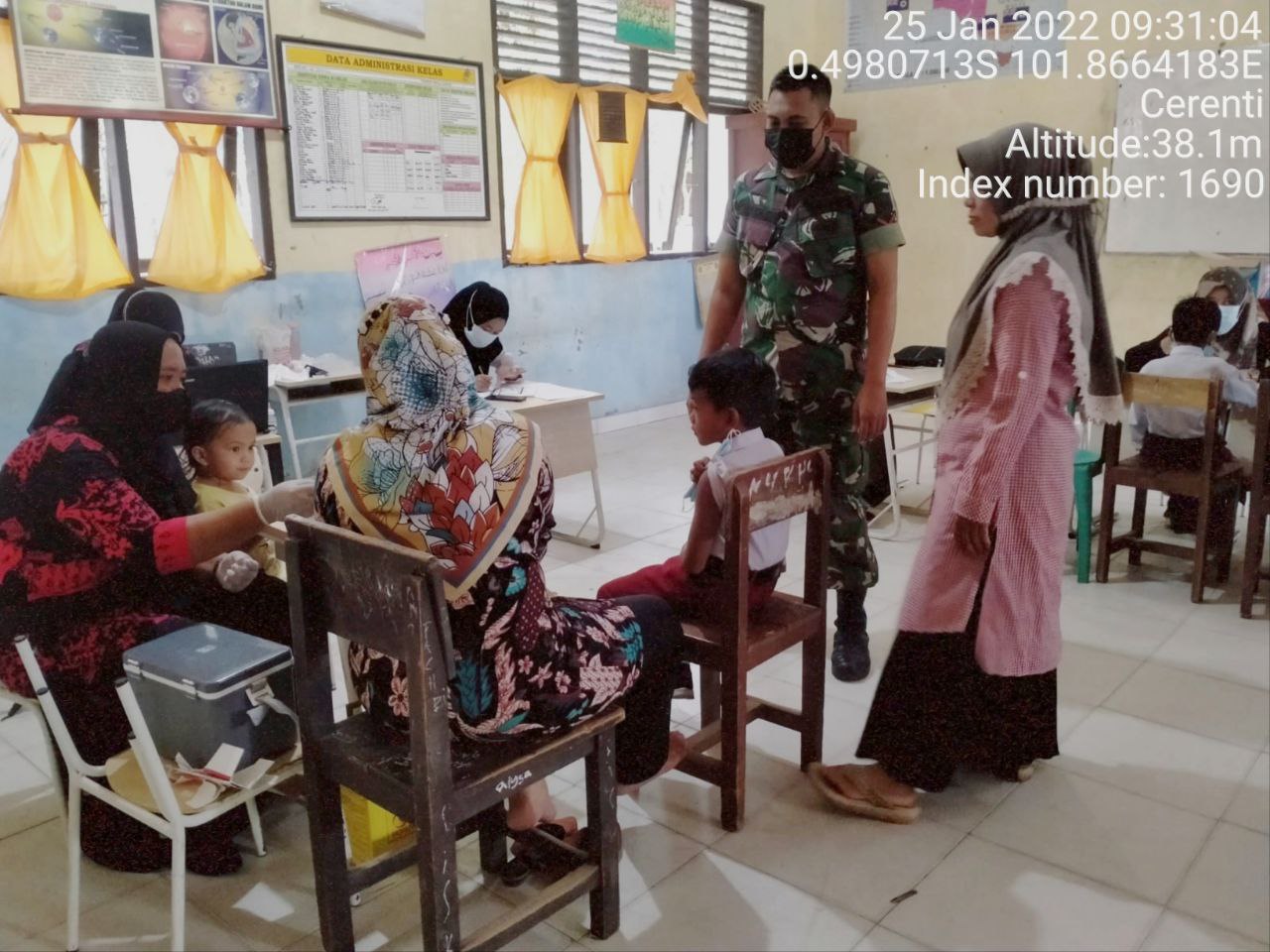 Babinsa Koramil 06/Cerenti Kodim 0302/ Inhu  Pantau Dan Dampingi Pelaksanaan Vaksin Covid-19 di SD Negeri 006 Pesikaian