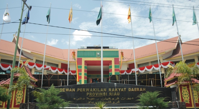 Ditanya Tentang Keberangkatan Anggota DPRD Riau ke Luar Negeri, Sekwan Melarikan Diri
