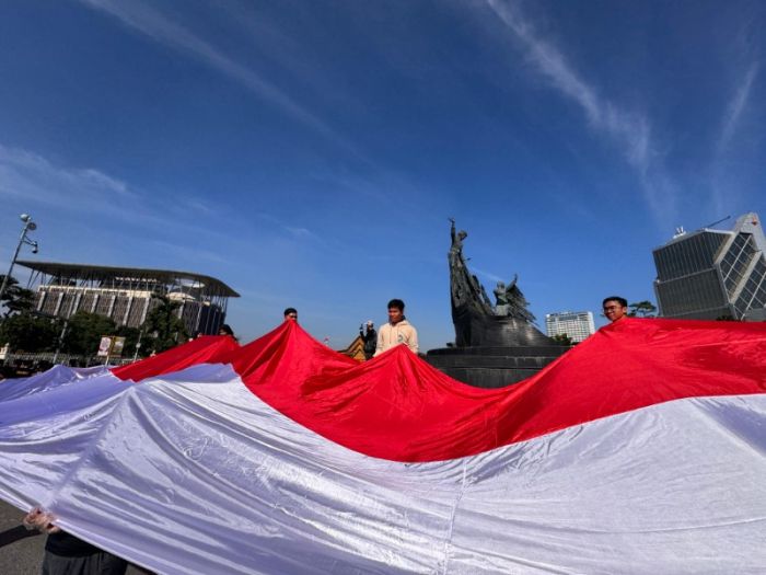 Meriahkan Hari Sumpah Pemuda, Muda-Mudi Kibarkan Bendera Raksasa di Tugu Zapin