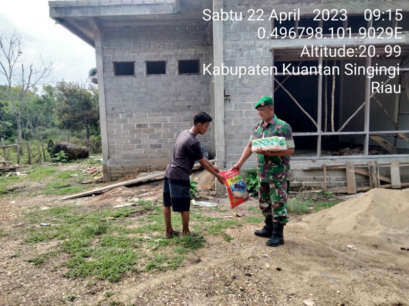 Babinsa Koramil 06/Cerenti Kodim 0302/Inhu, Sertu Heriyus Saputera Memberi Bantuan Sembako Untuk Masyarakat