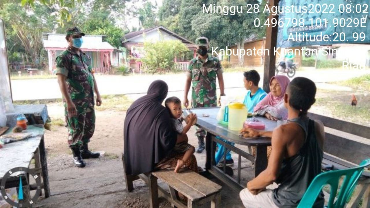 Babinsa Koramil 06/Cerenti Kodim 0302/Inhu  Berikan Sosialisasi Serta Himbauan Kepada Warga Agar Patuhi Prokes Covid-19 di Tanjung Medan