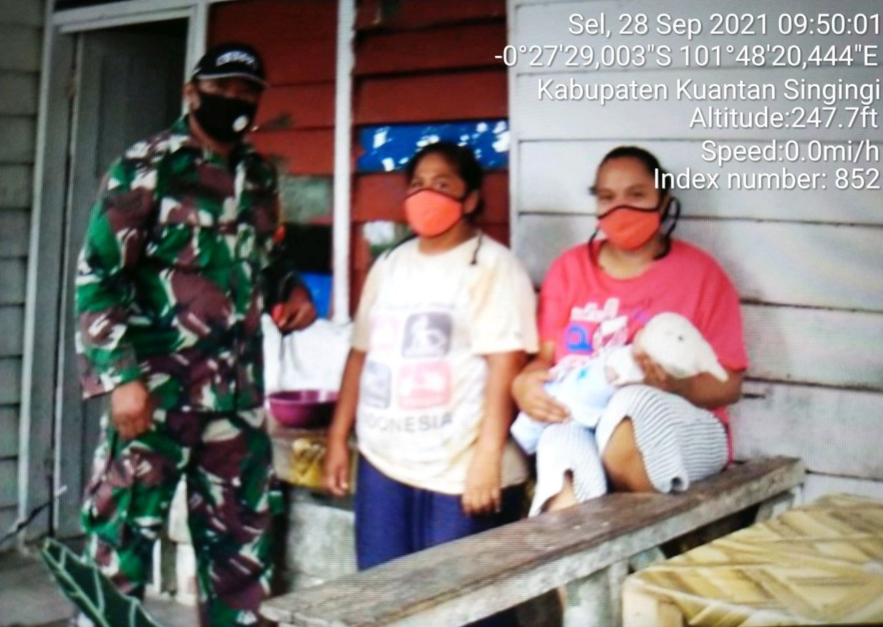 Sertu Heriyus Saputera Babinsa Koramil 06/Cerenti Kodim 0302/ Inhu Bagikan Masker Kepada Warga Desa Lebuh Lurus