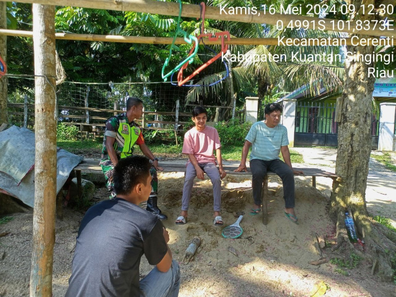 Komsos Di Kampung Pancasila,Babinsa Koramil 06/Cerenti Kodim 0302/Inhu Ajak Warga Pahami Nilai Nilai Pancasila