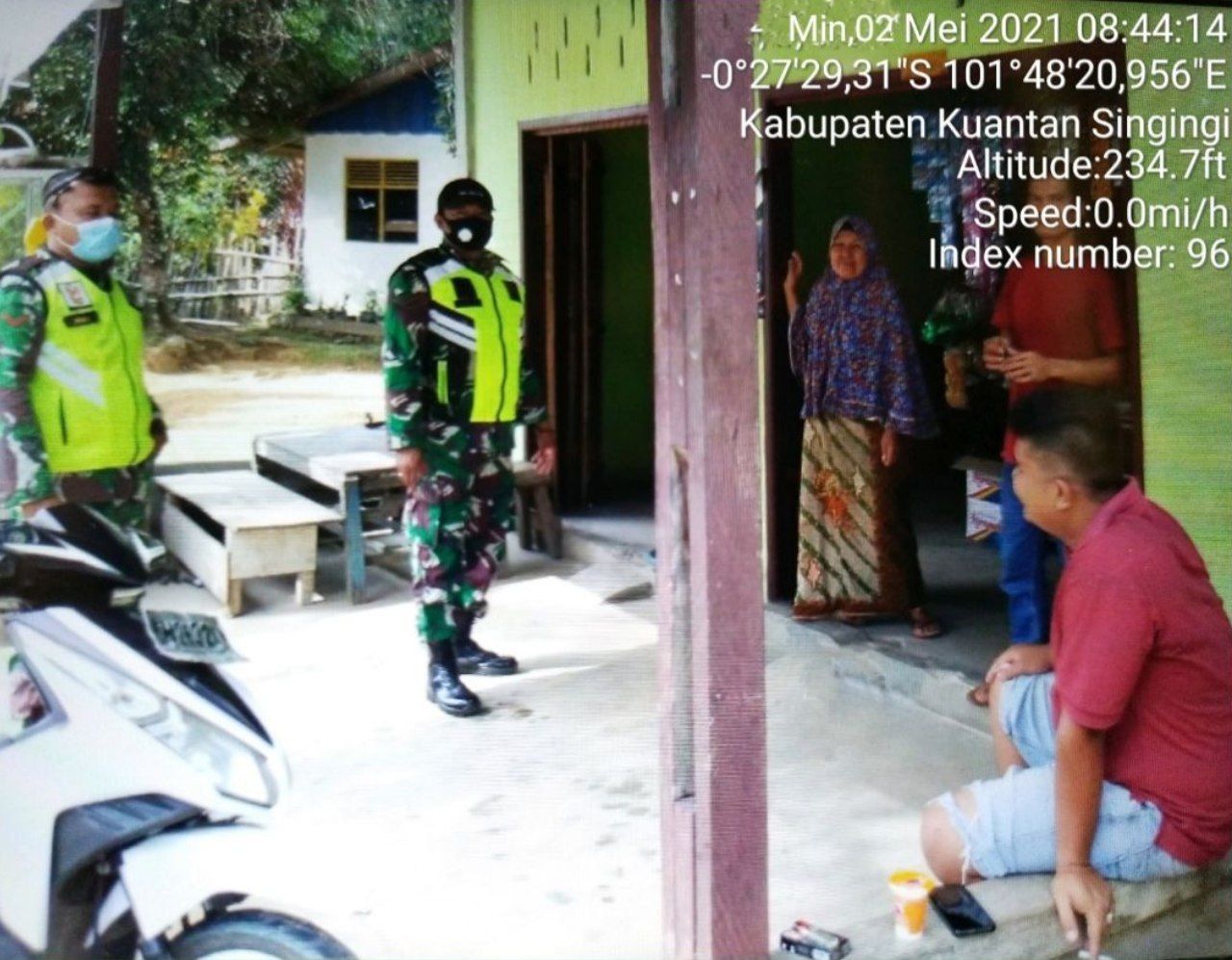 Babinsa Koramil 06/ Cerenti Kodim 0302/ Inhu Sosialisasi Dan Edukasi Disiplin Pentingnya Prokes di Desa Seberang Pulau Busuk Kecamatan Inuman