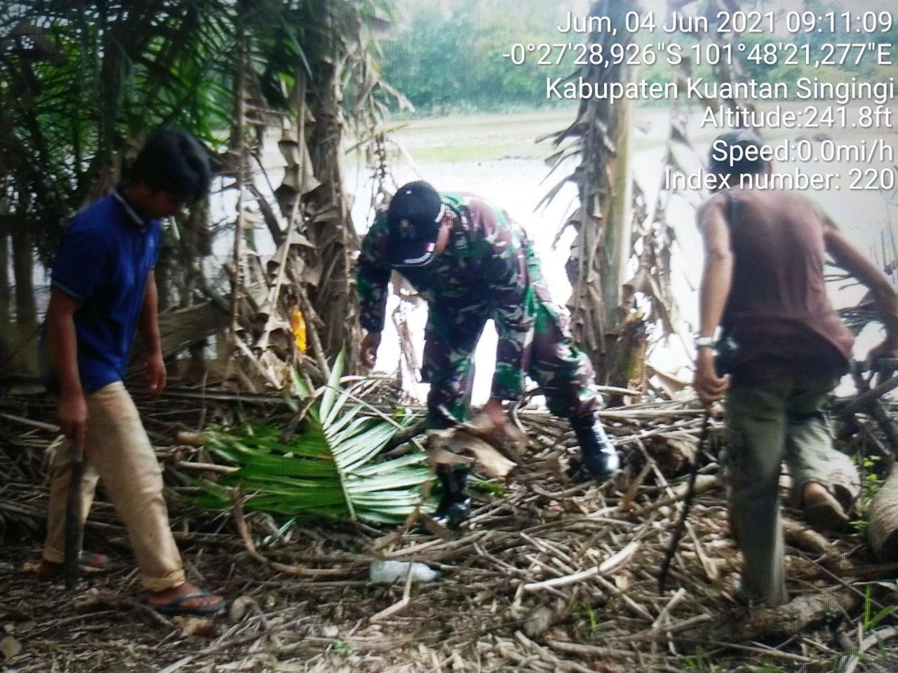 Babinsa Koramil 06/Cerenti Kodim 0302/Inhu Bersama Masyarakat Gotong Royong