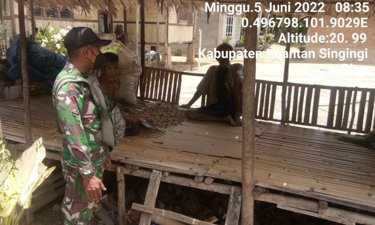 Babinsa Koramil 06/Cerenti Kodim 0302/Inhu Komsos Dengan Kelompok Lansia di Desa Sigaruntang