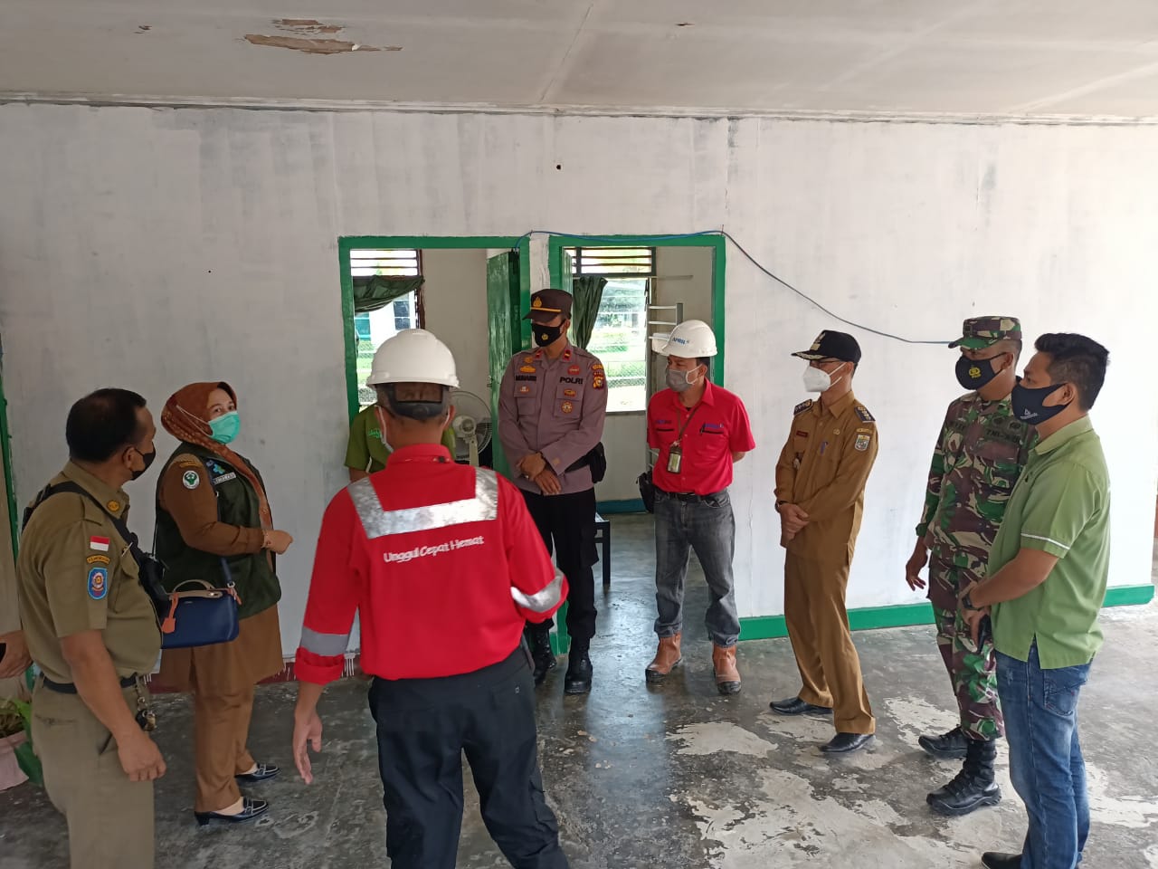 Cegah Covid-19, Kapolsubsektor Pelalawan dan Tim Gugus Tugas Cek Lokasi Kesiapan Perusahaan 