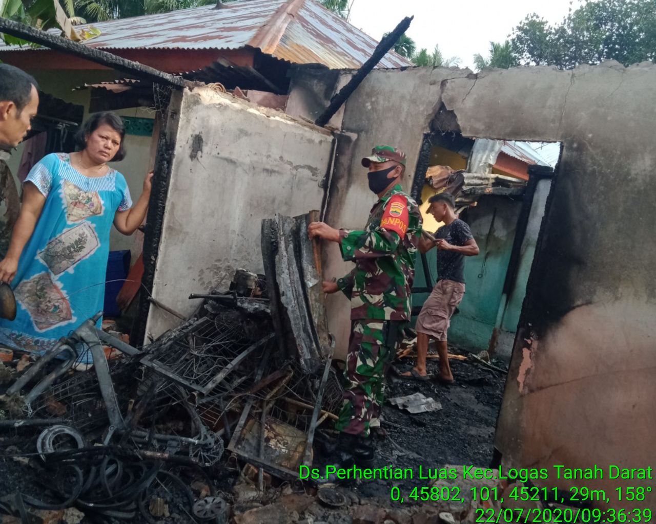 Pelda Suparno Danposmil Logas Tanah Darat Ramil 07/Kuantan Hilir Dim 0302/Inhu, Gotong Royong Membersihkan Puing-Puing  Rumah Warga Yang Terbakar Beberapa Waktu Lalu.