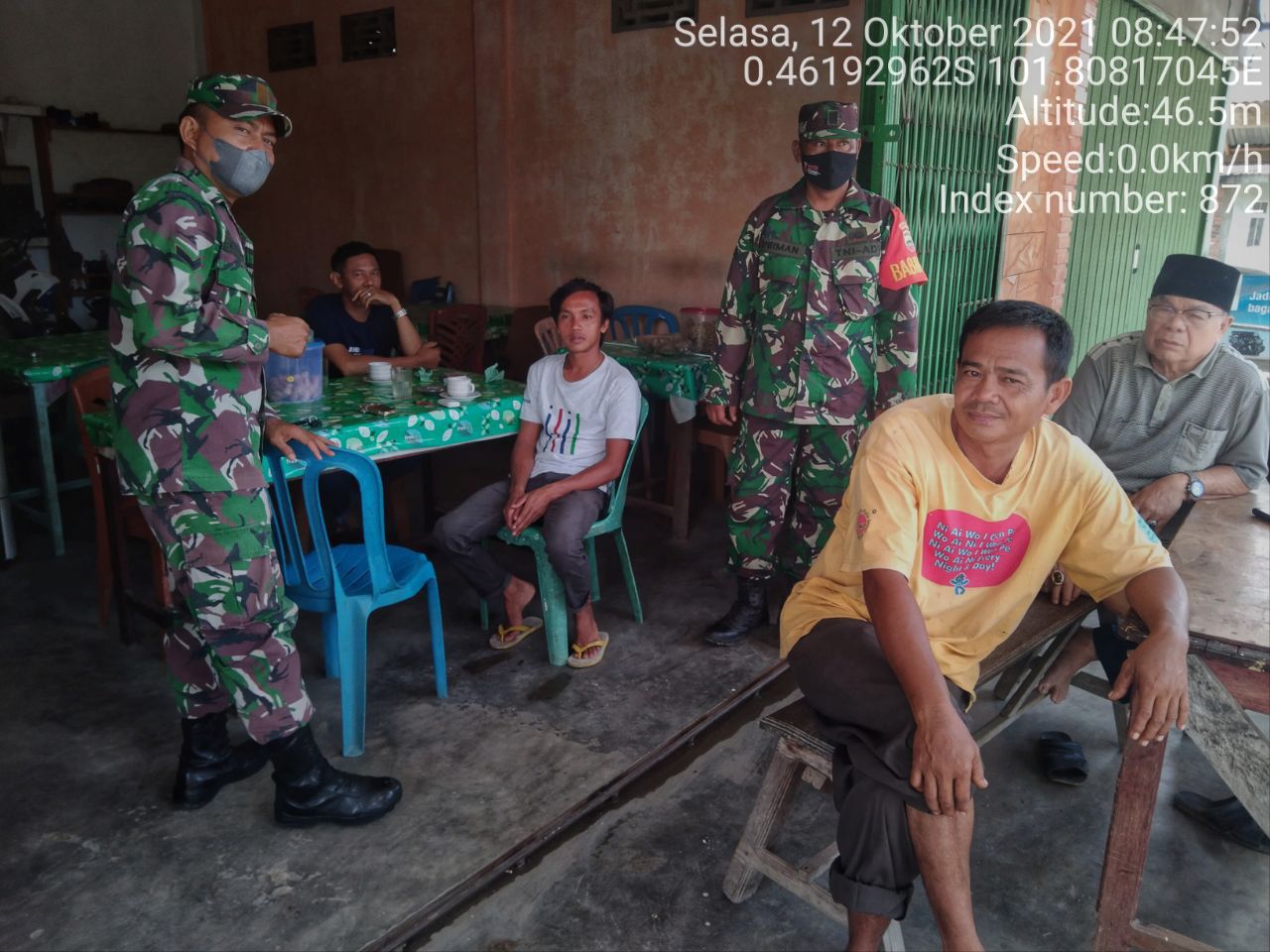 Babinsa Koramil 06/Cerenti Dim 0302/Inhu  Berikan Sosialisasi Serta Himbauan Kepada Warga Agar Patuhi Prokes Covid-19 di Desa Kampung Baru Timur