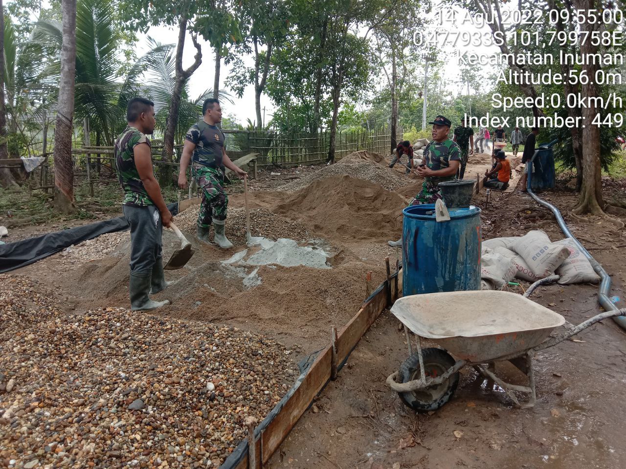 Satgas TMMD Ke-114 Kodim 0302/Inhu, Babinsa Koramil 06/Cerenti Kodim 0302/Inhu Dan Koramil Jajaran Kuansing Bersama Warga Mengerjakan Pengecoran Jalan Seminisasi