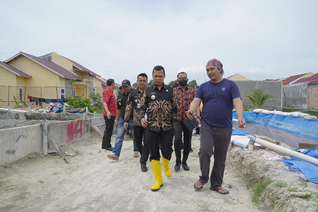 Antisipasi Banjir, Pj Wali Kota Pantau Pembuatan Tanggul di Sungai Sibam