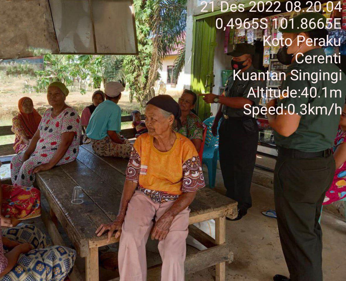 Untuk Hindari Penyebaran Covid-19 Diwilayahnya,Babinsa Koramil 06/Cerenti Dim 0302/Inhu Datangi Warga Untuk Berikan Edukasi Anjuran Prokes Ditempat Umum