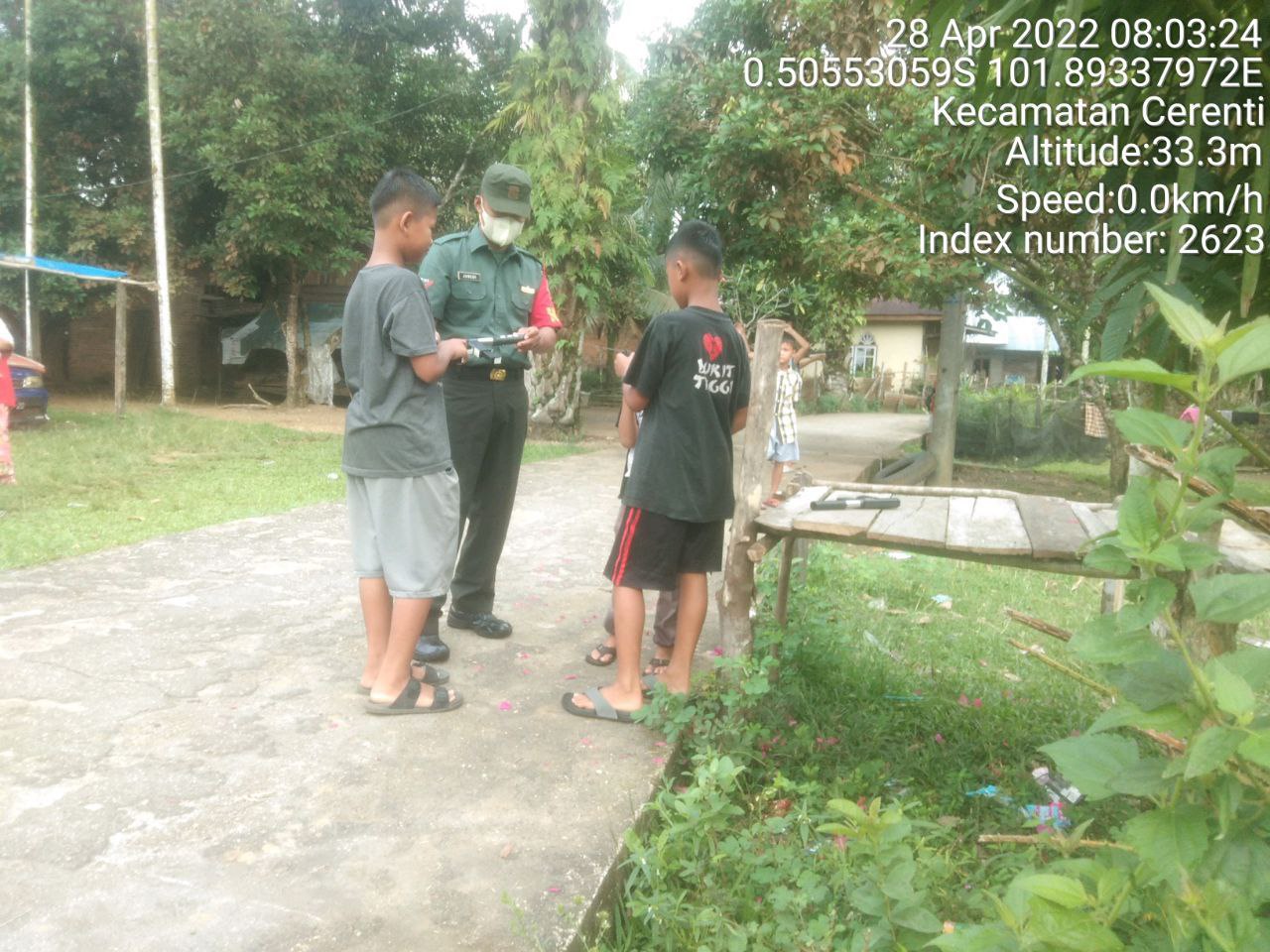 Babinsa Koramil 06/Cerenti Kodim 0302/Inhu Babinsa Nasehati Anak-Anak Dalam Bermain Pistol Mainan