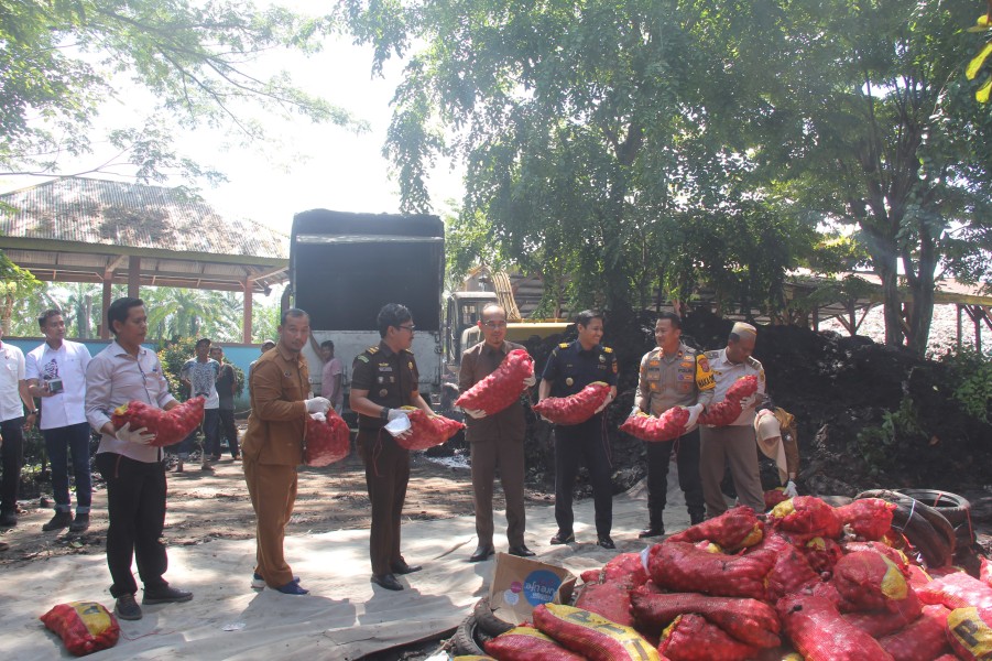 2.050 Karung Bawang Merah dan Ban Bekas Sitaan Hasil Penyelundupan, 5 Pelaku Diamankan